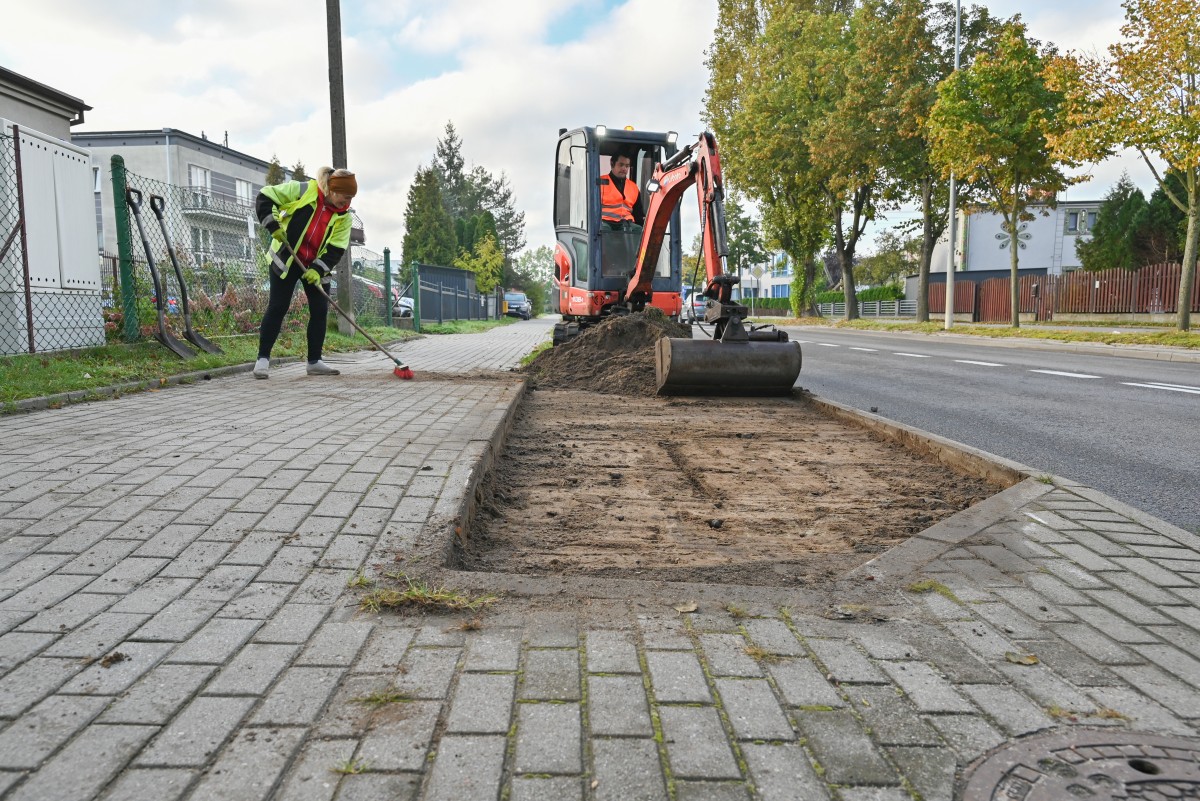 Prace na jednym z siedemnastu trawników przy ul. Żołnierzy I Dywizji Wojska Polskiego