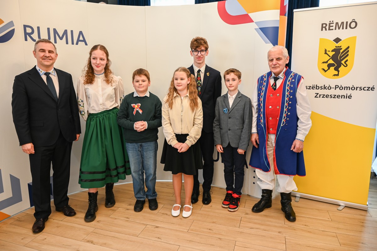 Burmistrz Michał Pasieczny i wiceprezes ZKP Rumia Józef Lanc z laureatami