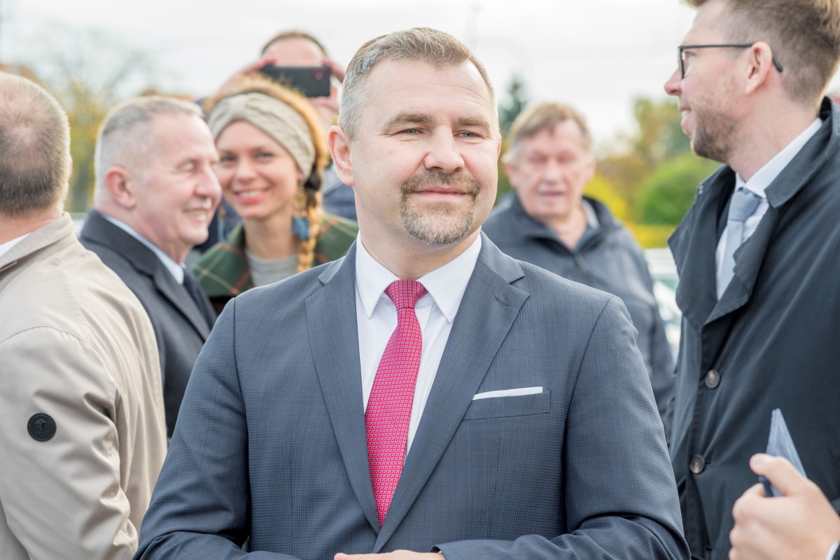 Burmistrz Michał Pasieczny podczas otwarcia węzła integracyjnego w Rumi-Janowie