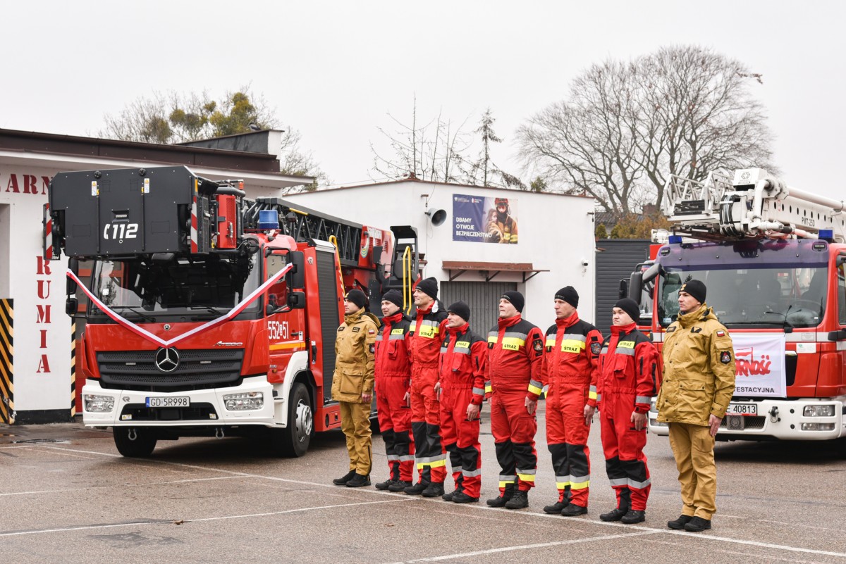 Nowy samochód specjalny typu SD 30 Mercedes Benz-Atego L32A – XS Rosenbauer, który został przekazany do słuzby w JRG nr 2, oraz dowódca i strazacy z jednostki