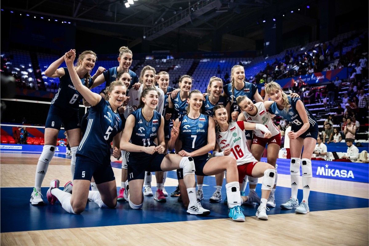 Siatkarska reprezentacja Polski po meczu z Francją – trzecia od prawej w górnym rzędzie Paulina Damaske, fot. Volleyball World