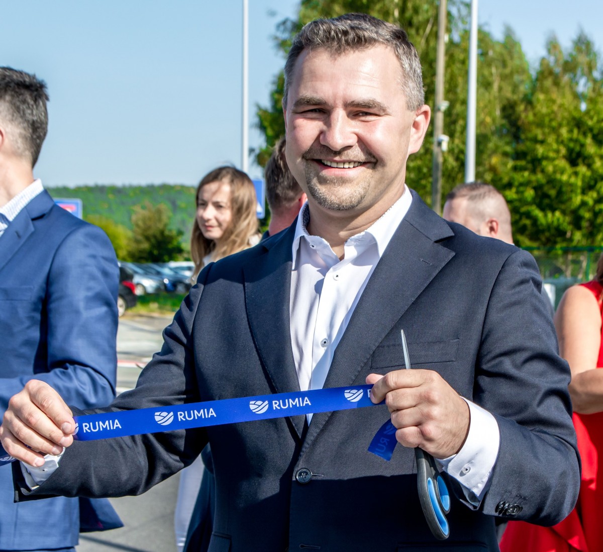 Burmistrz Michał Pasieczny podczas oficjalnego otwarcia ul. Kazimierskiej