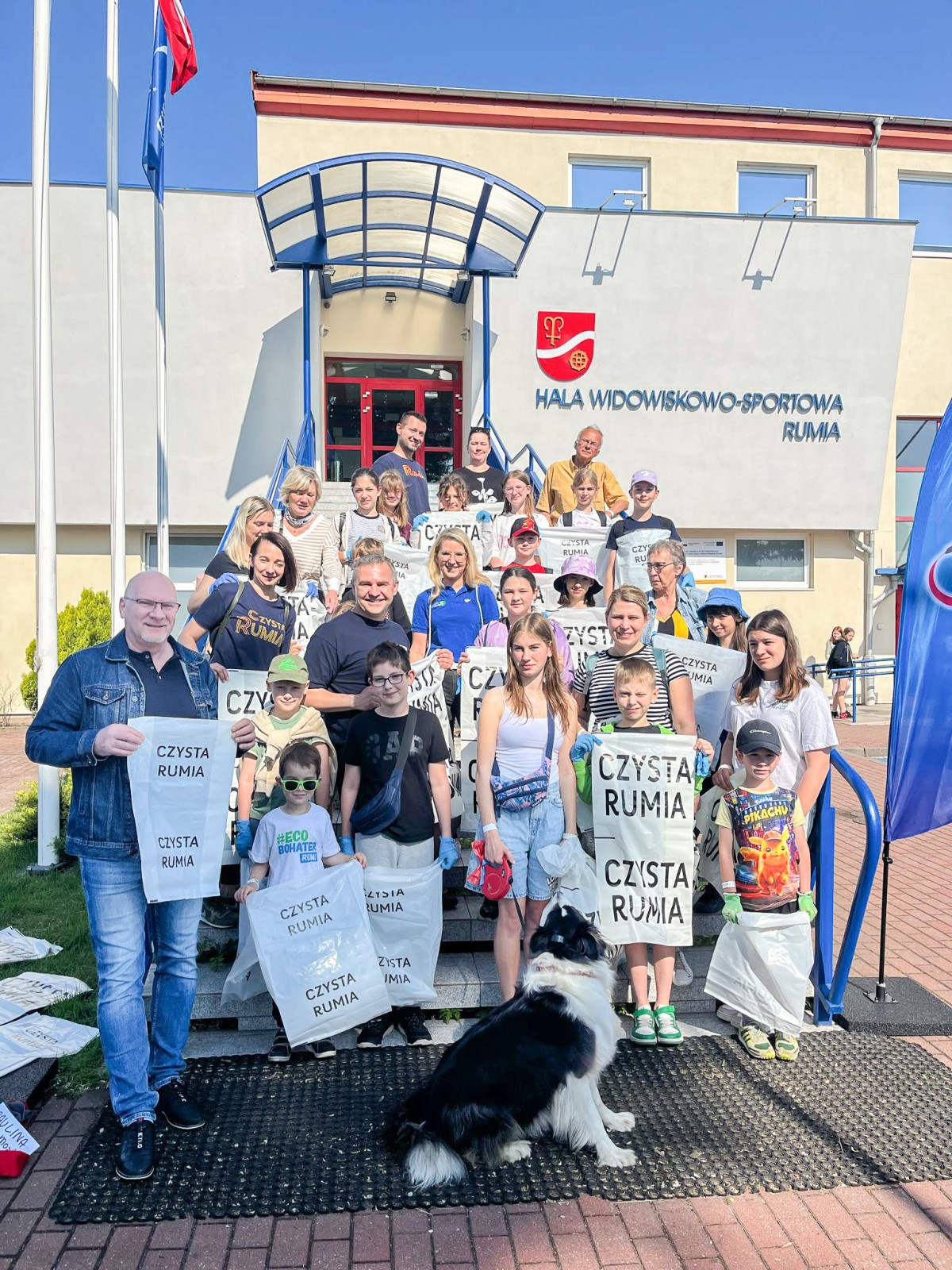 Wolontariusze z burmistrzem Michałem Pasiecznym w punkcie zbiórki pod MOSiR-em