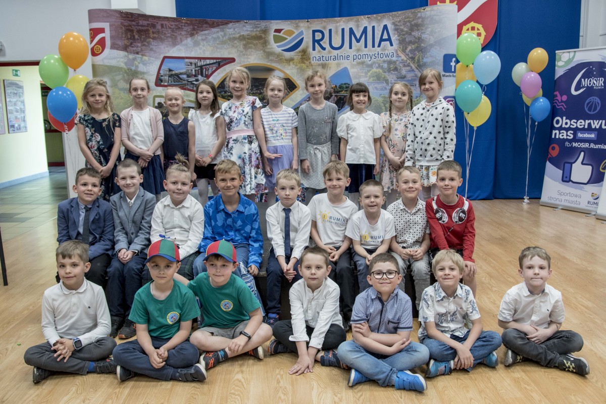 Mali radni uczestniczący w VII Dziecięcej Sesji Rady Miejskiej Rumi