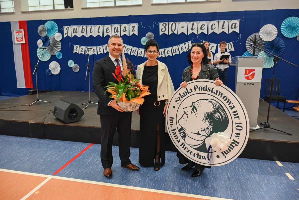 Burmistrz Michał Pasieczny i wiceburmistrz ds. oświatowych Maria Bochniak przekazują prezent dla Szkoły Podstawowej nr 10 Beacie Kędzierskiej, dyrektorowi placówki 