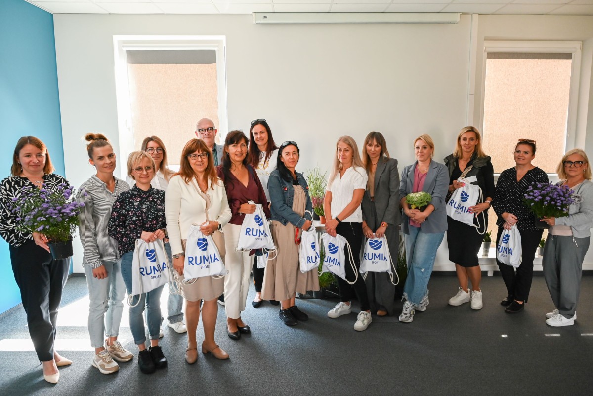 Szkolni i przedszkolni koordynatorzy programu, pełnomocnik burmistrza Rumi ds. społecznych Piotr Wittbrodt oraz pracownicy Wydziału Promocji i Zieleni Miejskiej