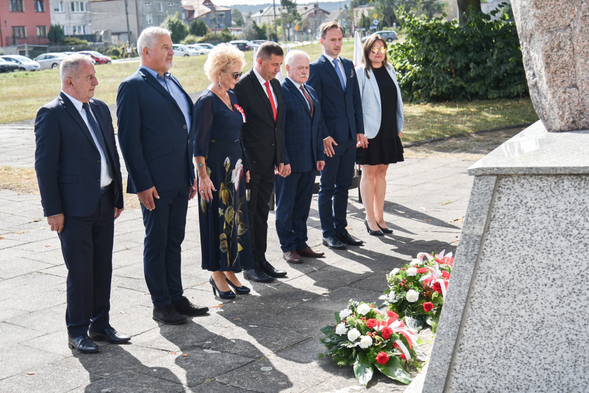 Rumscy samorządowcy podczas składania kwiatów pod obeliskiem poświęconym bohaterom walk z faszyzmem niemieckim