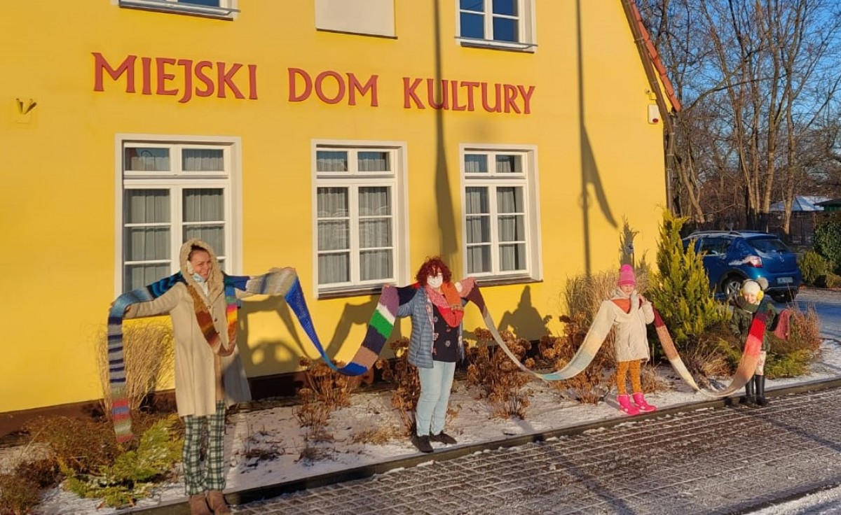 Beata Went, instruktorka plastyki w Miejskim Domu Kultury, w dwa tygodnie wykonała 15-metrów szalika