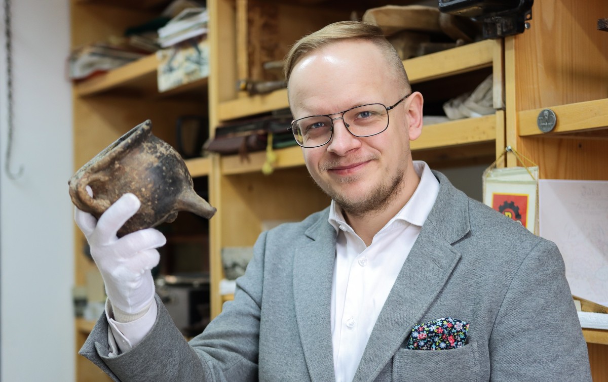 Dariusz Rybacki – dyrektor Miejskiej Biblioteki Publicznej i społeczny pełnomocnik burmistrza Rumi ds. historii miasta prezentujący jeden ze zgromadzonych eksponatów