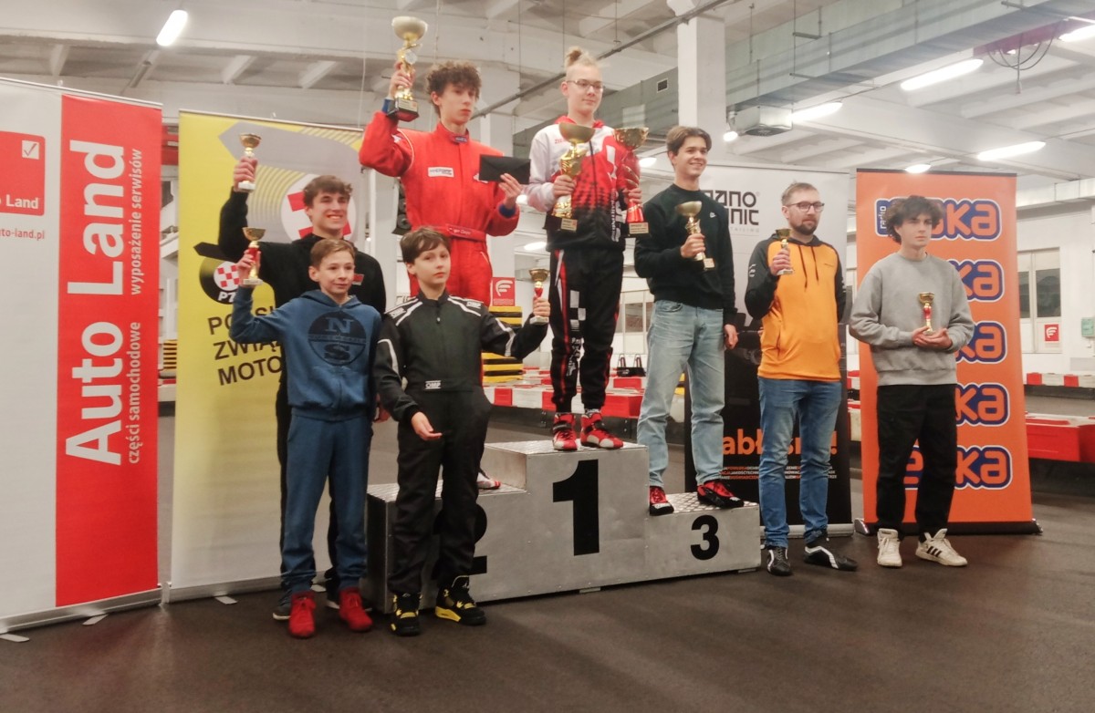 Ziemowit Werra (na najwyższym stopniu podium, w środku) z nagrodami za zwycięstwo w Grand Prix Polski w Kartingu Halowym, fot. Maciej Werra