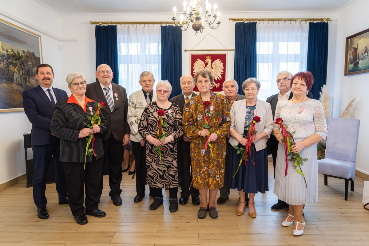 Część par świętujących jubileusz 50-lecia małżeństwa, którym towarzyszył wiceburmistrz Ariel Sinicki