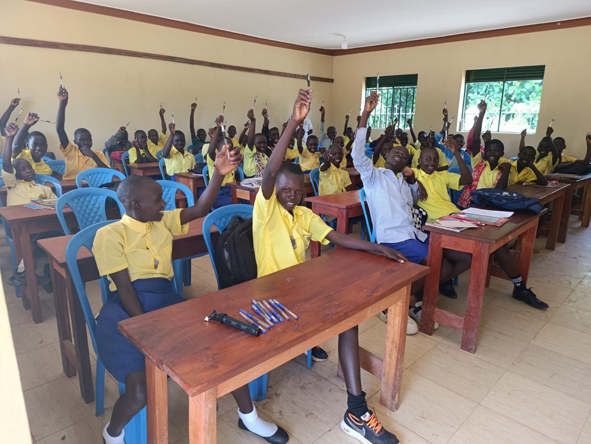 Uczniowie uczęszczający do nowej szkoły z otrzymanymi z Rumi długopisami – źródło: s. Elżbieta Blok