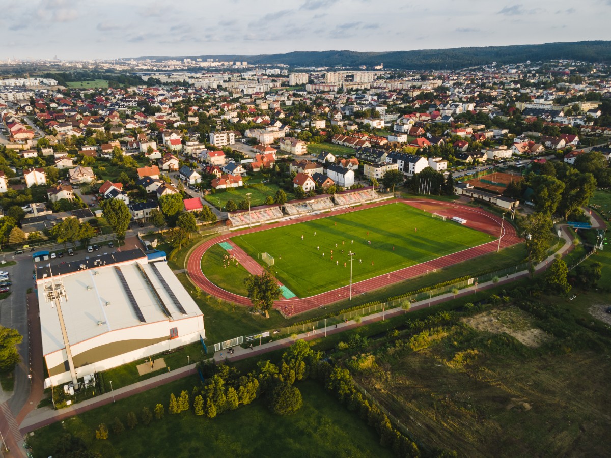 Na zdjęciu część obiektów sportowych MOSiR-u: hala widowiskowo-sportowa, stadion piłkarski z bieżnią lekkoatletyczną