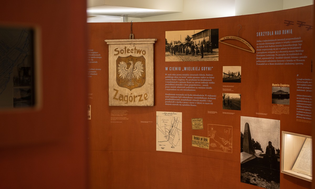 Wnętrze Muzeum Miasta Rumi znajdującego się w podziemiach Stacji Kultura 