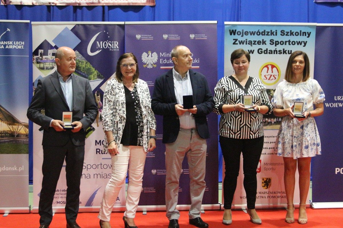Osoby, które otrzymały nagrody i podziękowania podczas odbywającej się na MOSiR-ze uroczystości