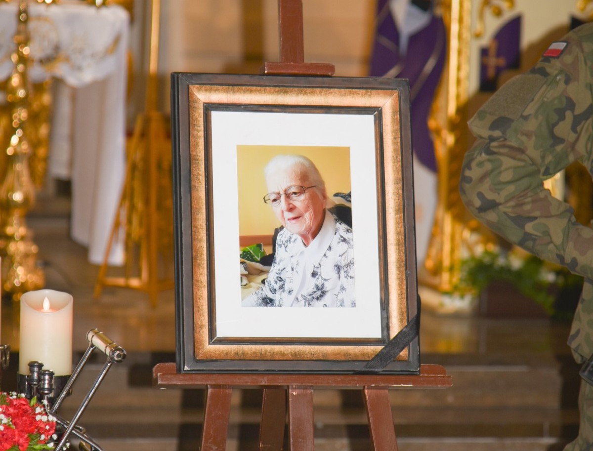 Zdjęcie zmarłej umieszczone przy urnie podczas uroczystości pogrzebowej