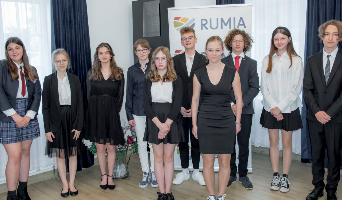 Dziesięcioro tegorocznych absolwentów rumskich szkół podstawowych, którzy otrzymali nagrody burmistrza