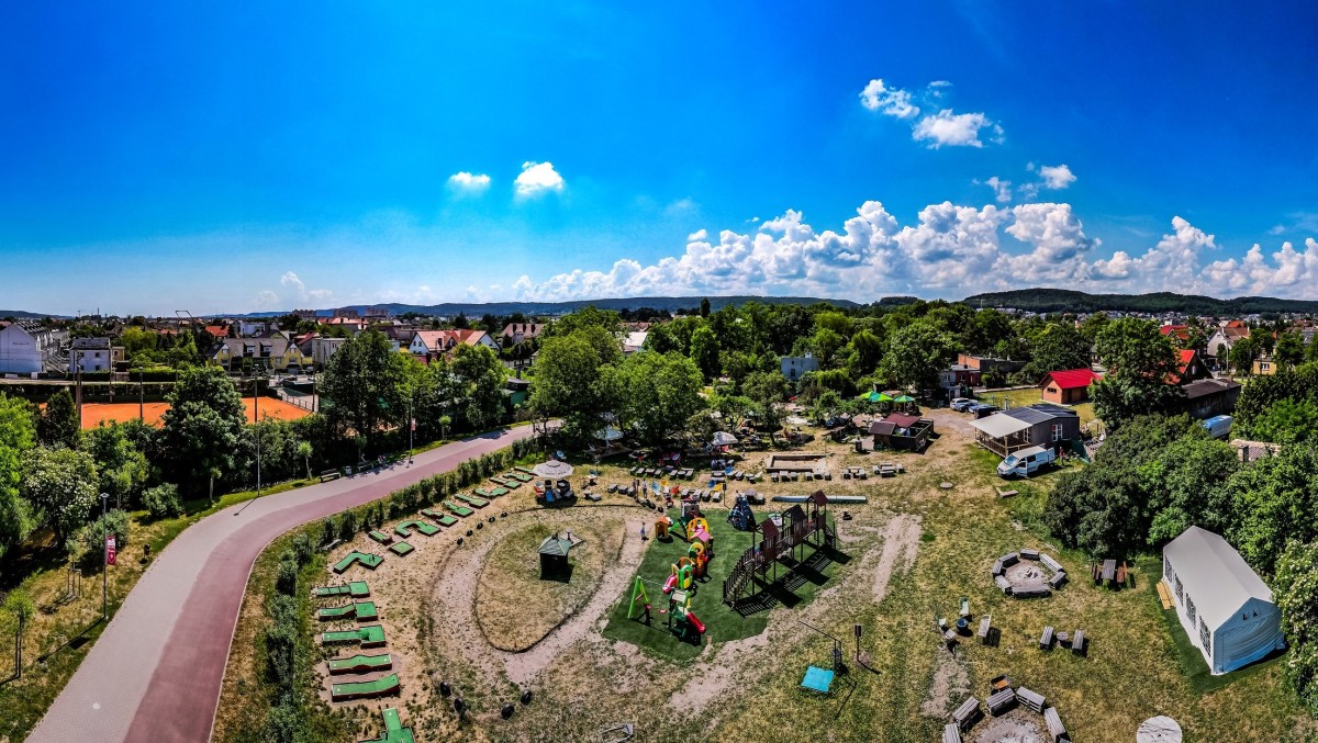 Teren, na którym działa Chill Garden & Mini Golf, fot. Piotr Dempc / z facebookowej grupy „Z aparatem po Rumi”