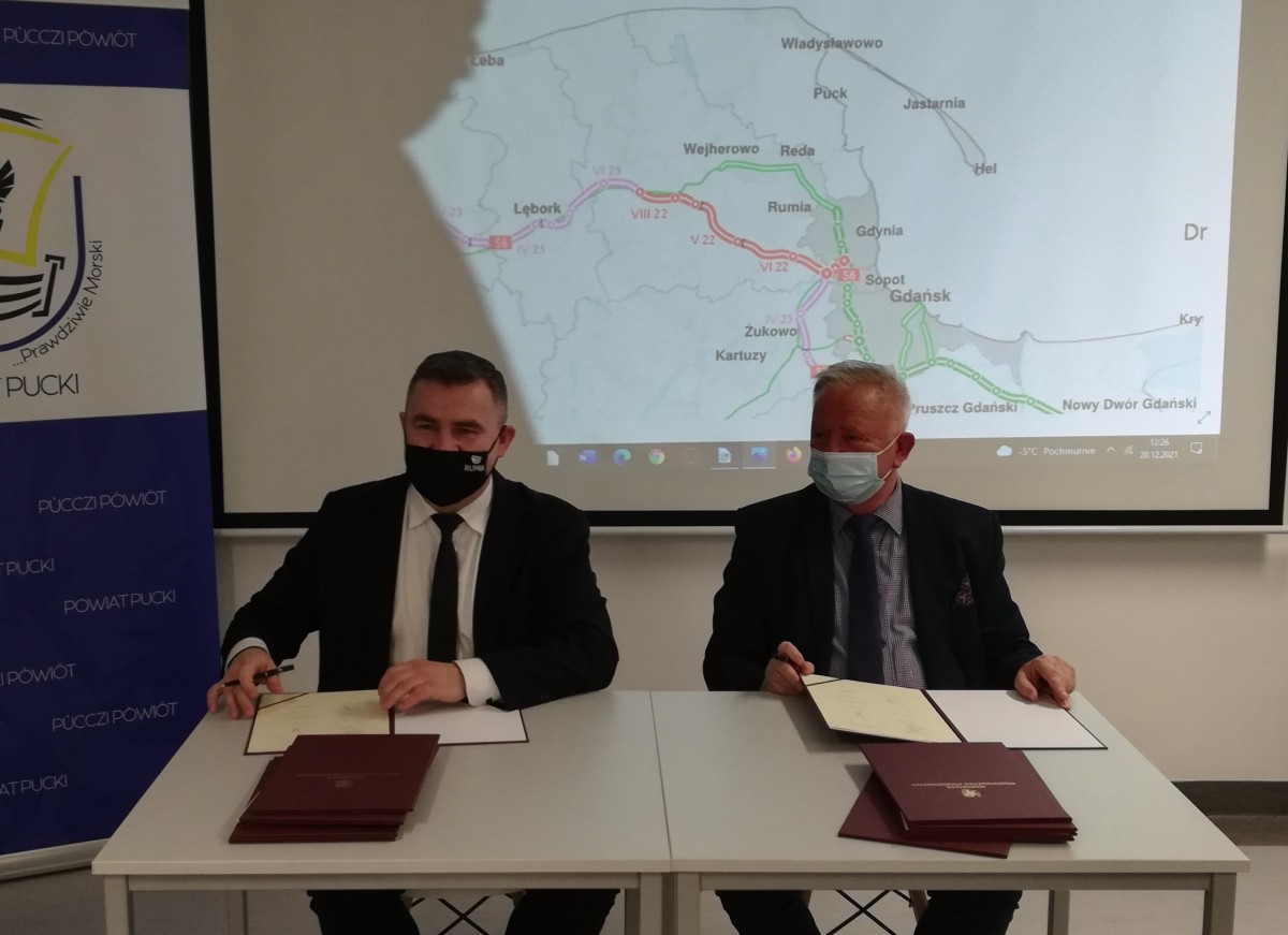 Od lewej: burmistrz Rumi Michał Pasieczny oraz wójt gminy Puck Tadeusz Puszkarczuk podpisujący dokument